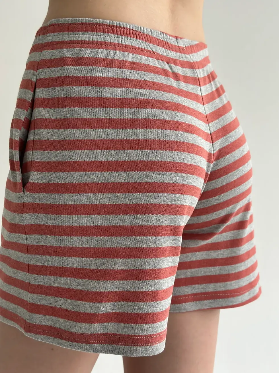 Прев'ю: Трикотаж смужка Костюм футболка та шорти сірий/теракот