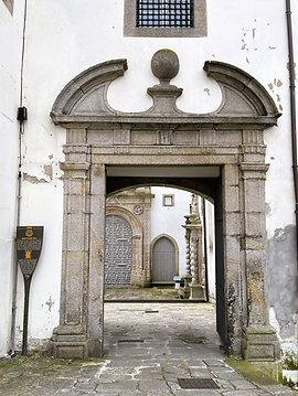 entrance to Igreja de Santa Clara courtyard