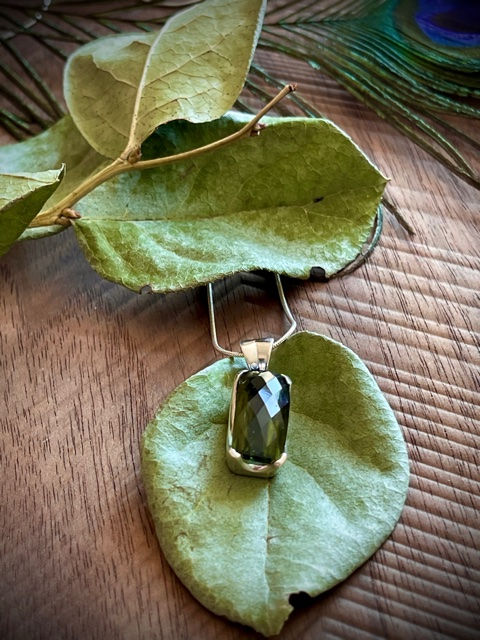 Miniatura: Colgante de moldavita facetada con cadena