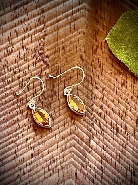 Thumbnail: It can help strengthen self-esteem and a positive, vibrant flow of energy in and around one's body.