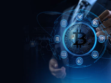 homem de ´terno usando uma tela holográfica com ativos virtuais