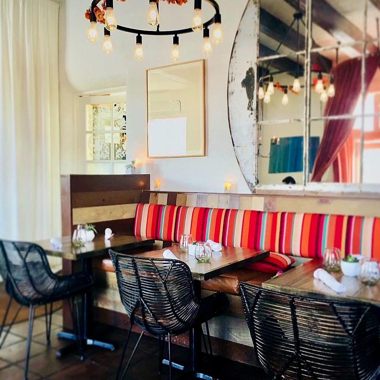 Southwestern chic decor taking earth tones and pairing it with a colorful bench