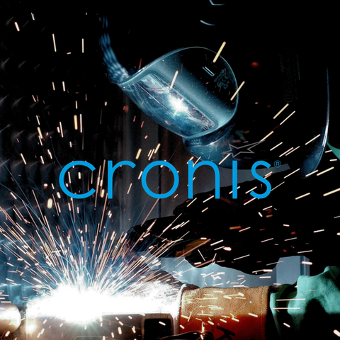 Logo der Cronis GmbH vor einem Mann der Bleck schweißt