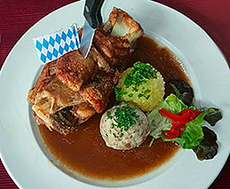 Schweinshaxe mit Knödel