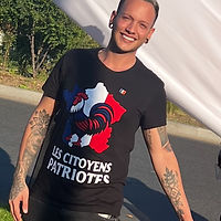 Mr Kev devant le drapeau français de 10m