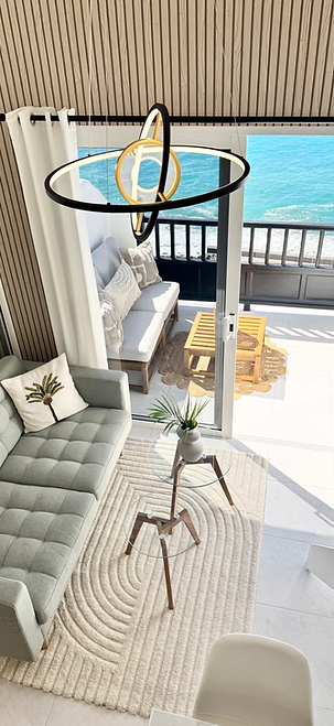 Fantastisk nyrenovert leilighet med smakfullt design og panoramautsikt.