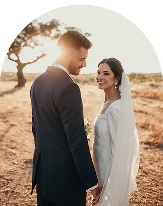 pareja mirandose durante la puesta de sol