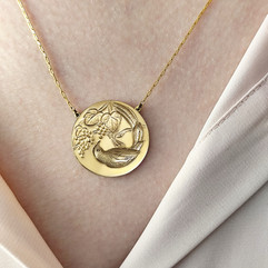 collier ciselé en or mésange dans les vignes