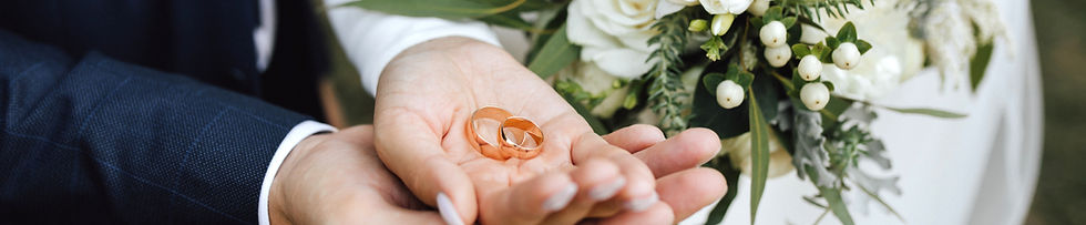 alliances de mariages et bouquets de fleurs