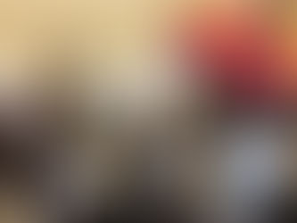 pots à ciselets et marteaux de ciseleur en arrière plan