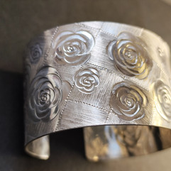 manchette en argent ciselé de motifs fractals