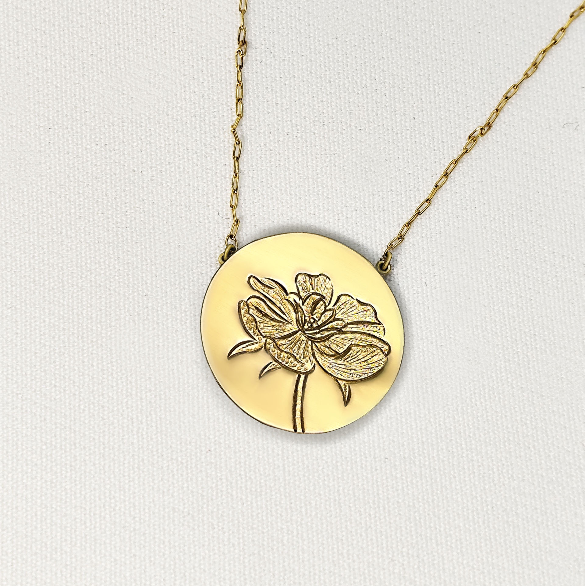 collier ciselé en repoussé d'une fleur ancienne