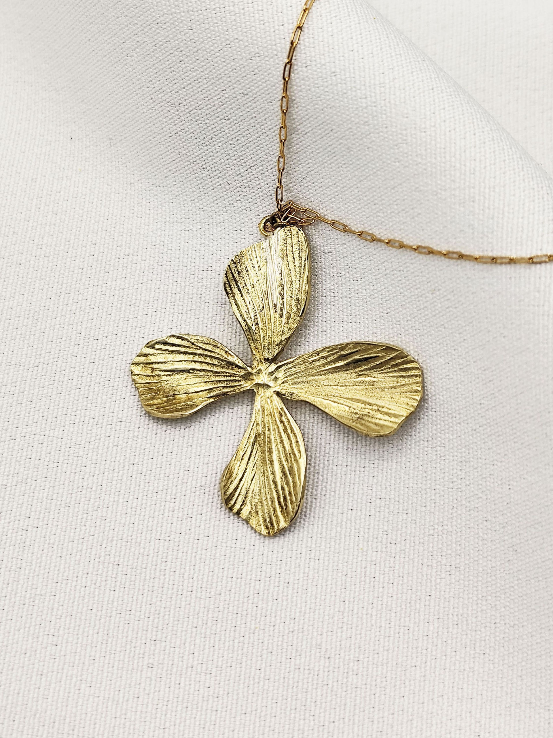 collier ciselé en repoussé d'une fleur ancienne