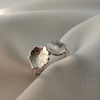 bague en or blanc ciselée duo de coquelicots