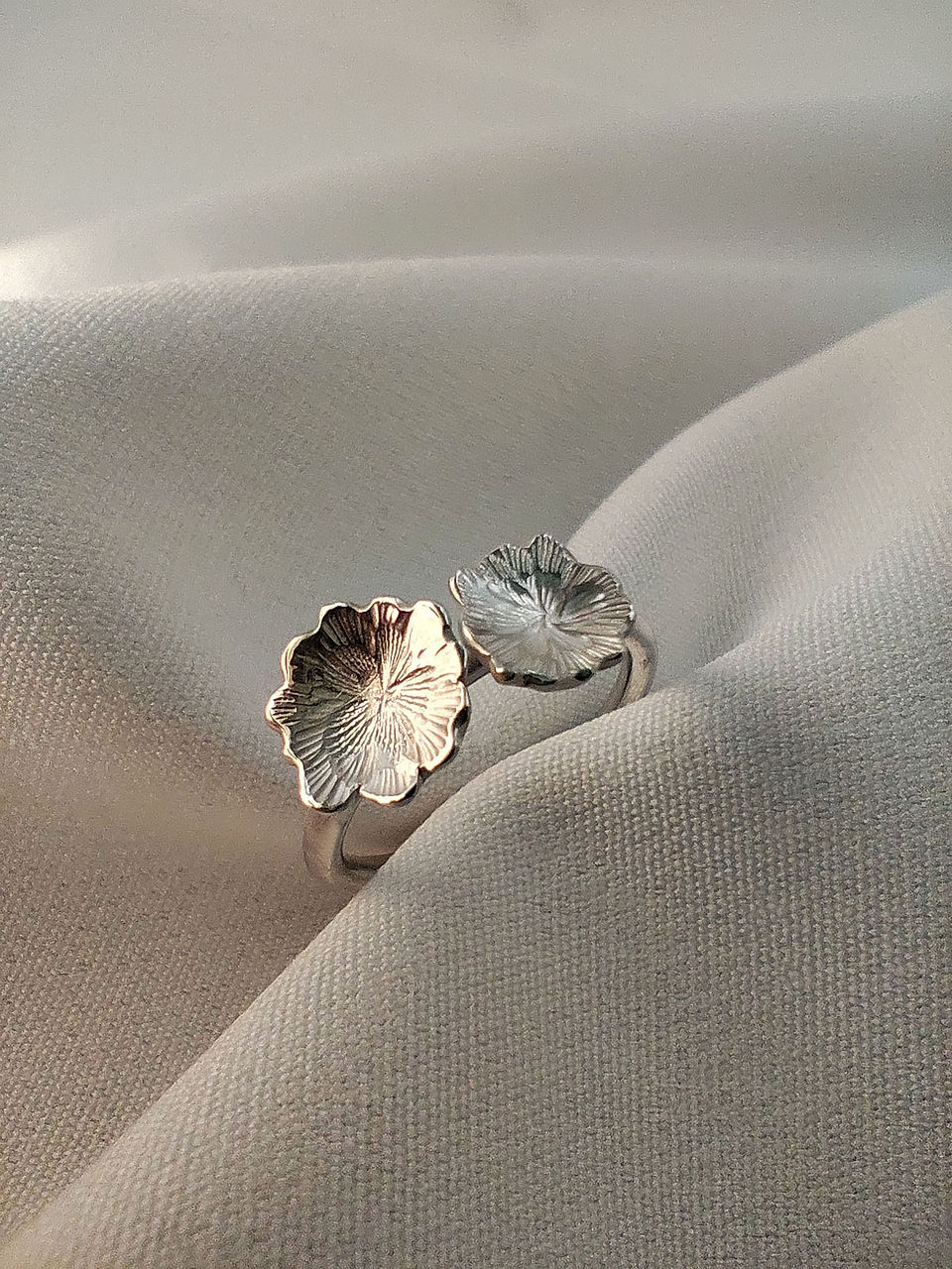 bague en or blanc ciselée duo de coquelicots