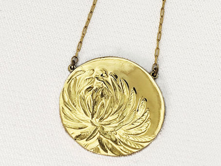 collier ciselé fleur de lotus 