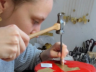 ciseleuse en train de travailler 