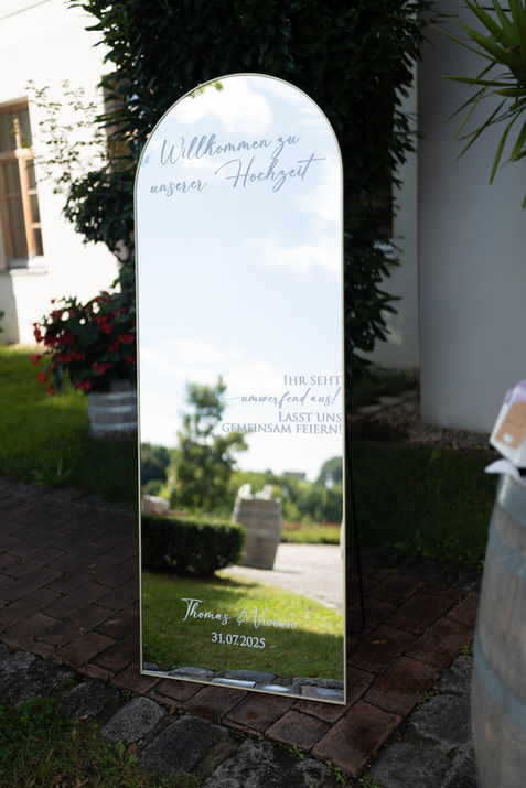 Gartenweg mit Hochzeitsdekoration