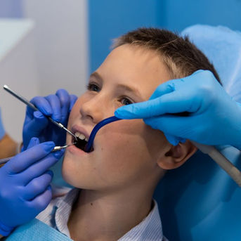 Лікування карієсу, реставрація зубів, професійна чистка, зубні імпланти, зубні протези, вініри, лікування зубного болю. Стоматологія МедіТаун, Київ, ЖК КомфортТаун