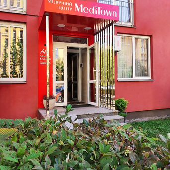 Лікування карієсу, реставрація зубів, професійна чистка, зубні імпланти, зубні протези, вініри, лікування зубного болю. Стоматологія МедіТаун, Київ, ЖК КомфортТаун