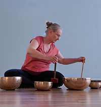 Yogalehrerin Bärbel Zierl spielt auf den Klangschalen