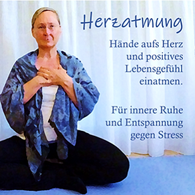 Frau in Meditationssitz mit Händen auf dem Herzen