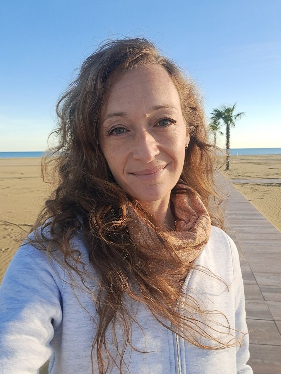 Corinna Laura lächelnd am Meer