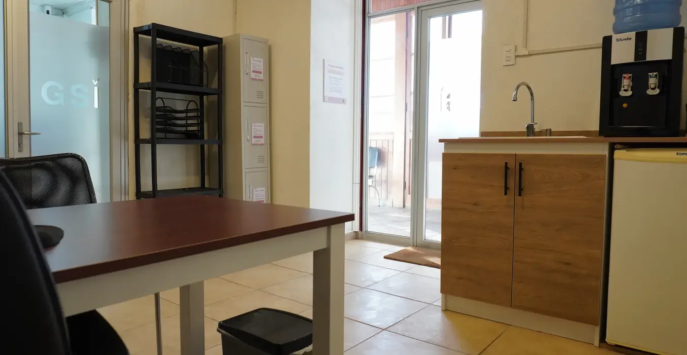 Box de atención de salud en San Fernando equipado con lavamanos y mueble estante.
