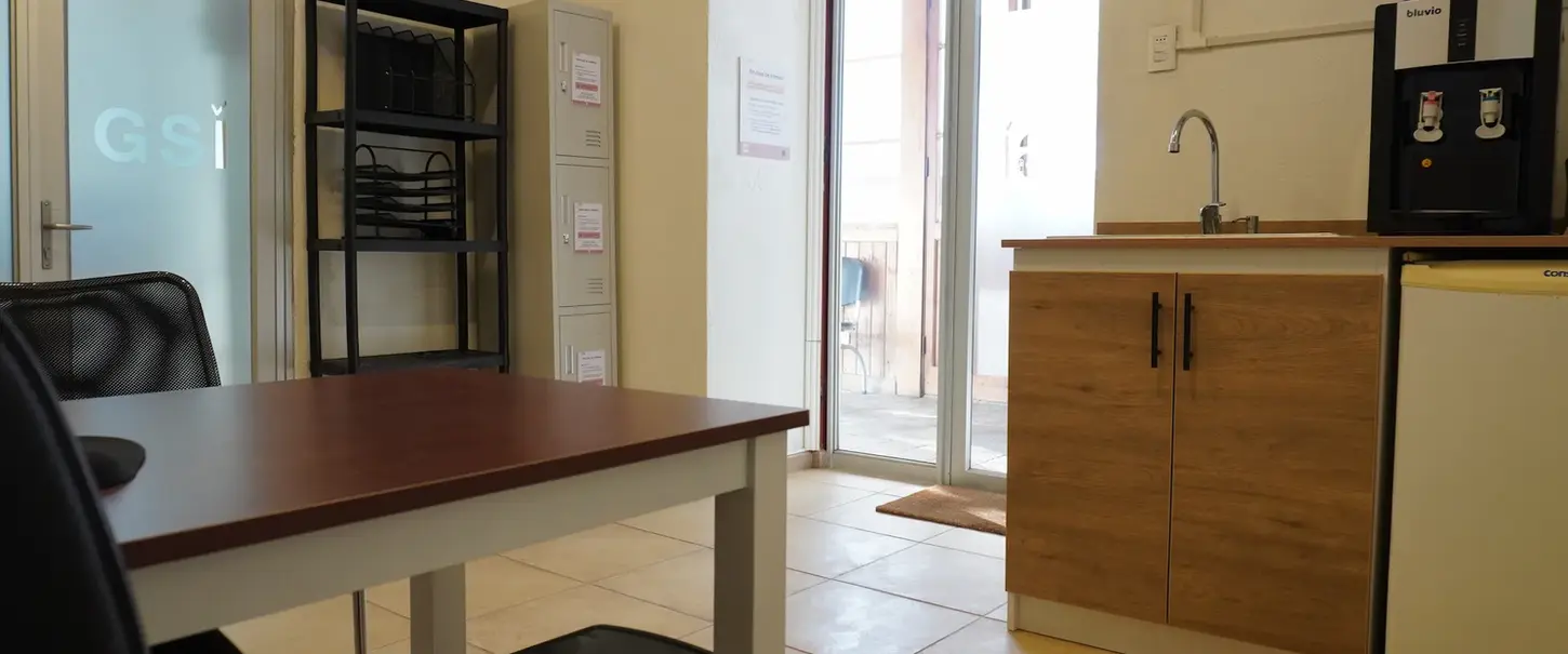 Box de atención de salud en San Fernando equipado con lavamanos y mueble estante.