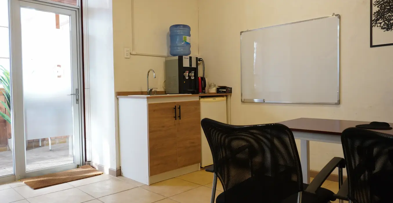 Espacio de evaluación en Box 1 con báscula inteligente y pizarra para consultas en San Fernando.