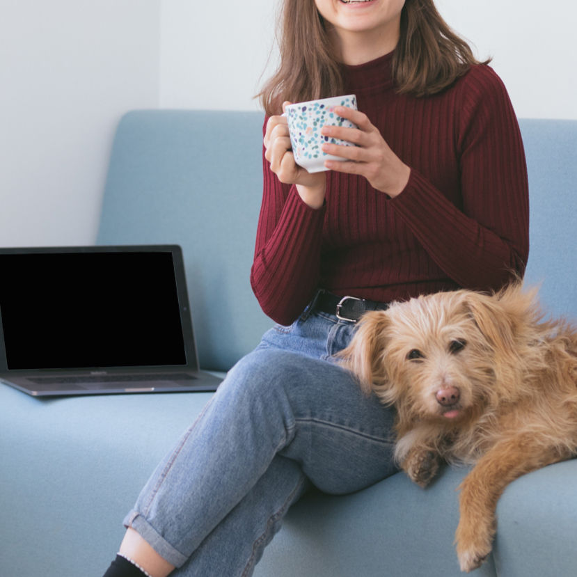ペットを連れた女性