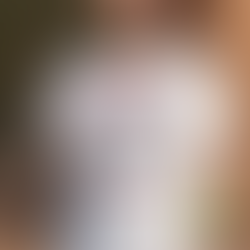 Taylor wearing Solana Summer shirt