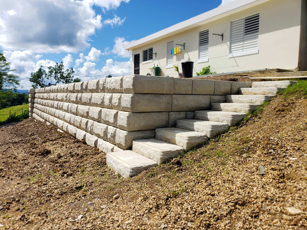 muro de contencion
en moca puerto rico con bloques prefabricados stone strong caribbean
