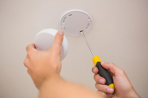 handyman-instalando-detector-de-fumaca_1