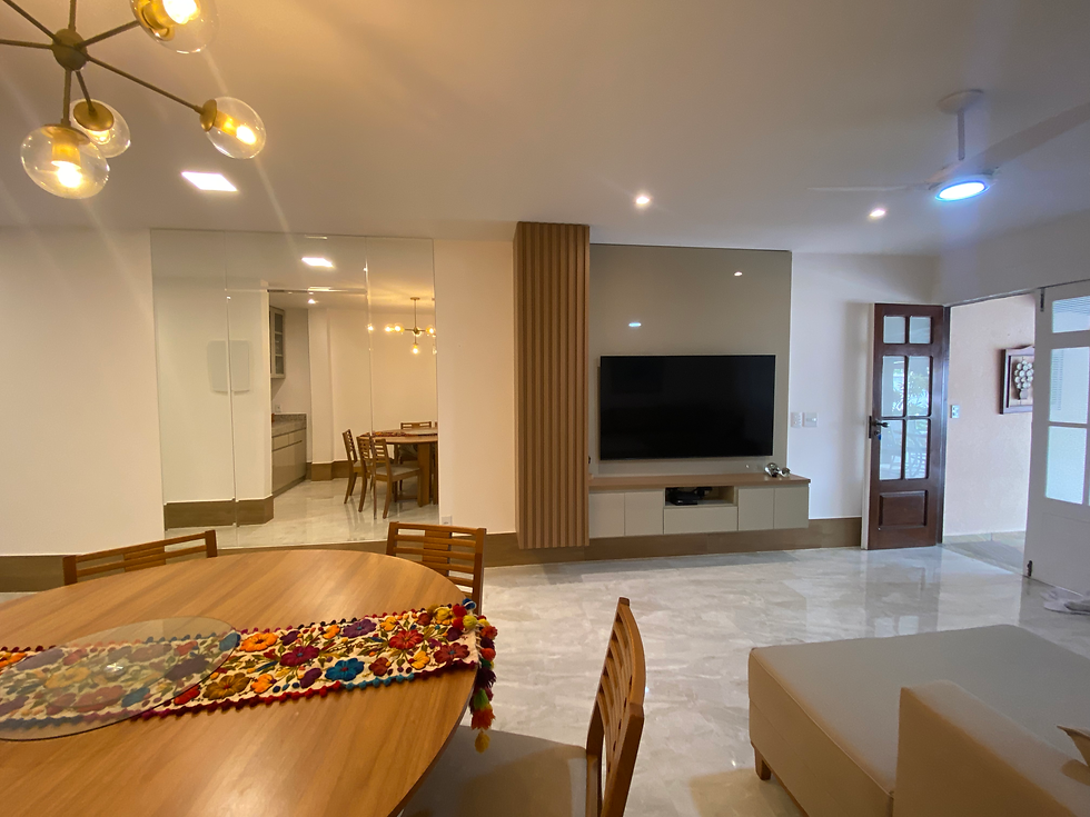 Sala de estar, TV e jantar
