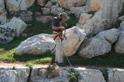 התקנת חבלים בכניסה לבור חן