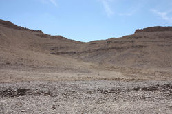 אזור פתח המערה במבט ממכתש עריף