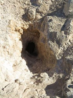 מבט מבעד פתח המערה