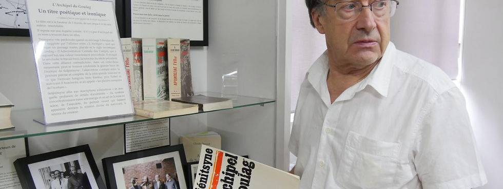 Yves Hamant, auteur de ce billet, ici au Centre culturel Alexandre Soljenitsyne tenant un exemplaire de l'Archipel du Goulag dont il fut le premier traducteur.