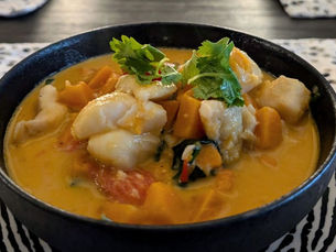 Spicy Gaeng Phed Pla in a black plate