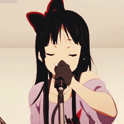 Gif de l'anime K-On sur lequel on voit le personnage Mio Akiyama en train de chanter