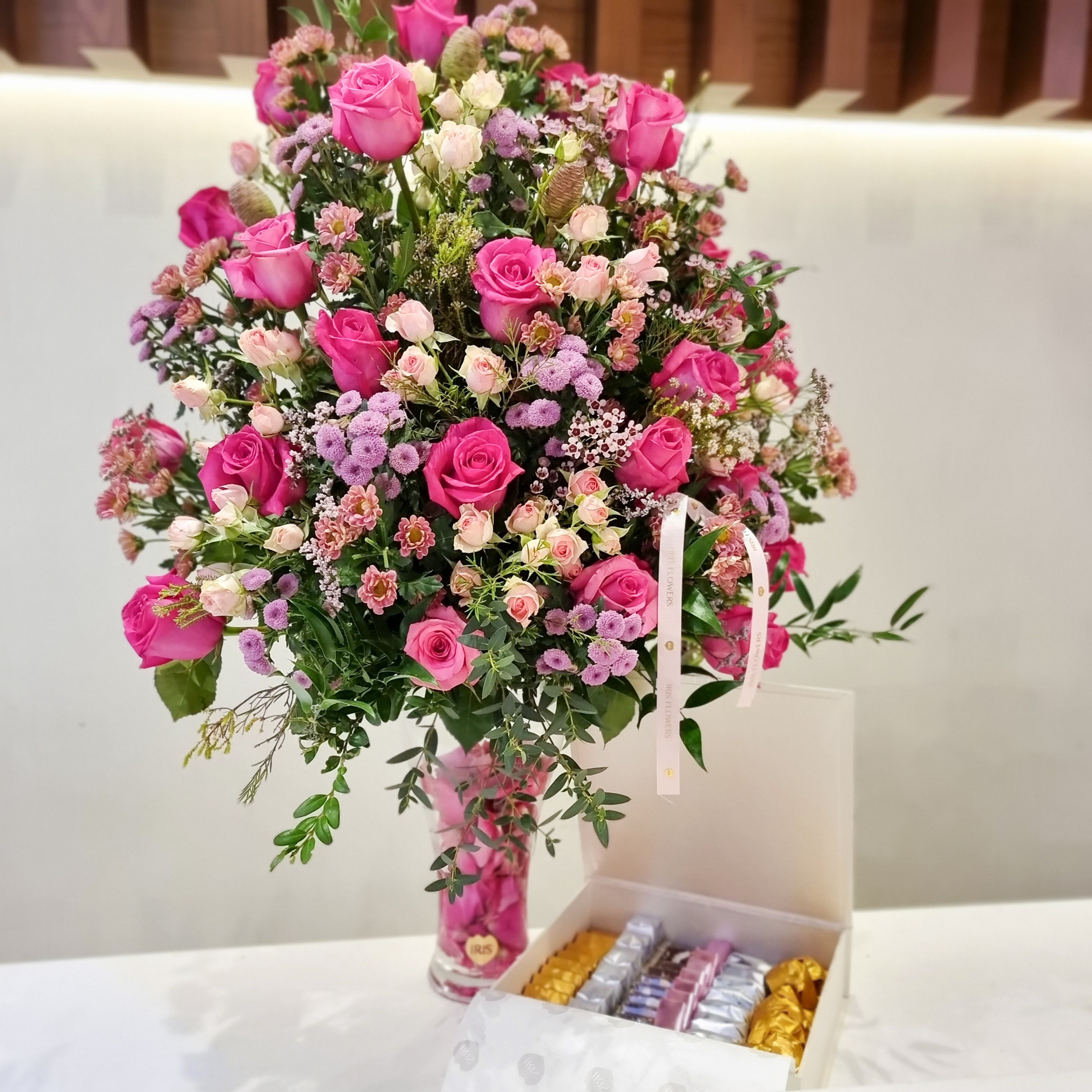 Huge flowers vase with 1Kg chocolate box