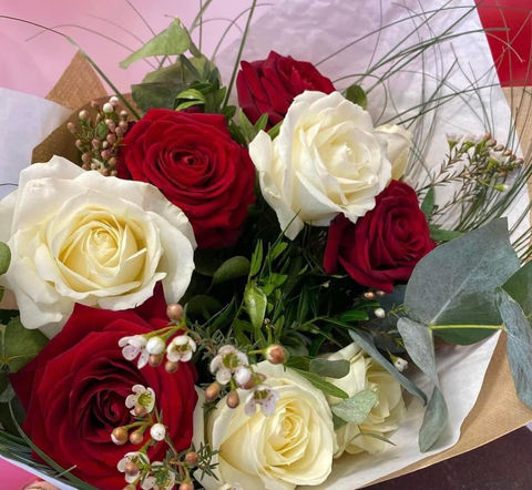 Bouquet de roses rouges et blanches