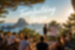 Gruppe auf Ibiza beim Teambuilding, draußen vor Tafel mit Notizen, Meeresblick im Hintergrund. Text: "Teambuilding Ibiza".
