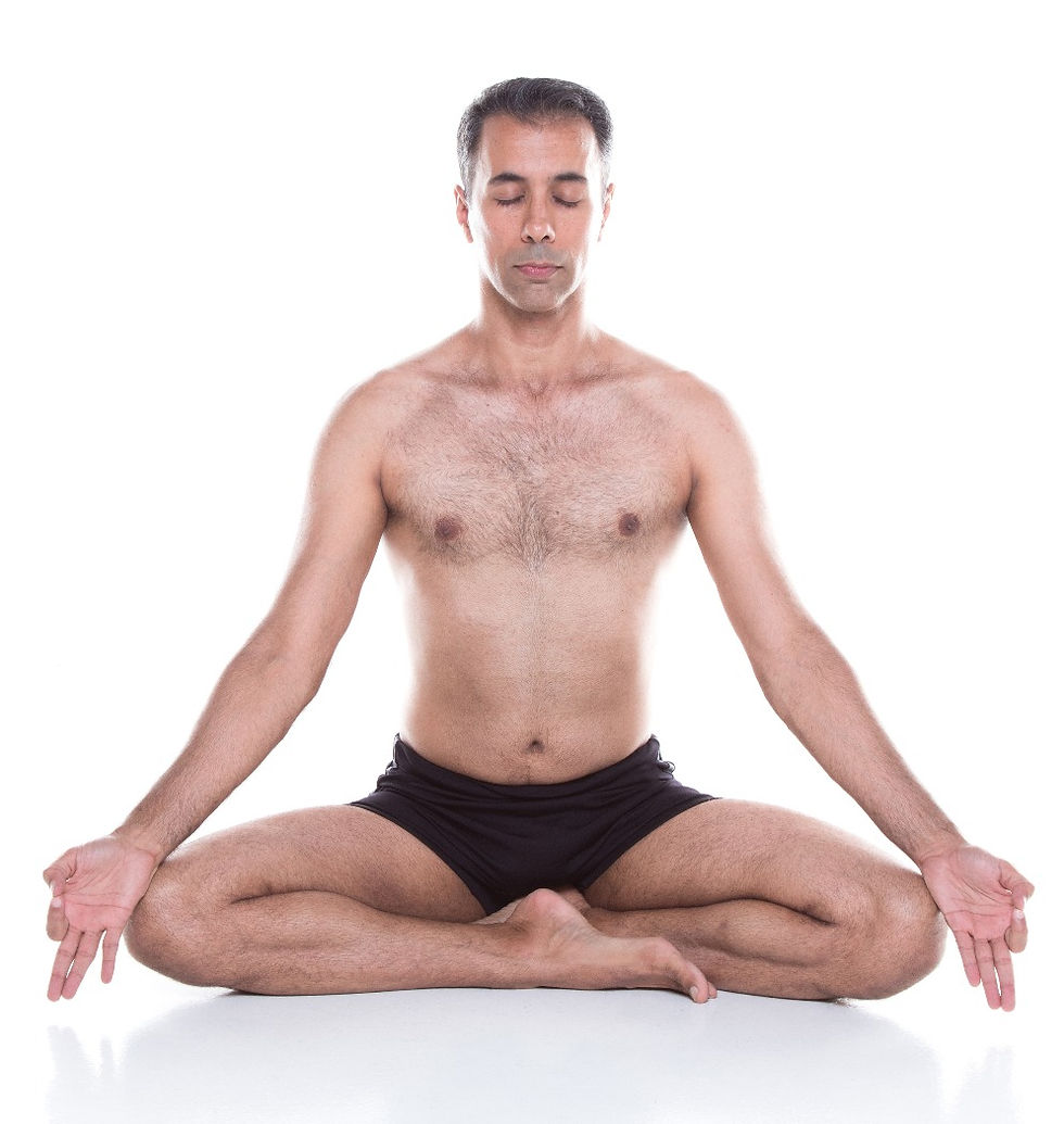 Jefferson Shiun Flausino, em ásana, meditando