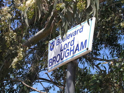 White street name with blue writing for Boulevard Lord BROUGHAM