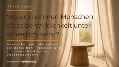 Titelbild der PARALLAXIS-Folge 01_01: Ein schlichter Holztisch steht zwischen halbtransparenten Vorhängen in warmem Licht. Titel der Folge: ‚Warum nehmen Menschen dieselbe Wirklichkeit unterschiedlich wahr?