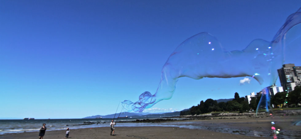 2. English Bay Bubbles / Jeux de plage à English Bay