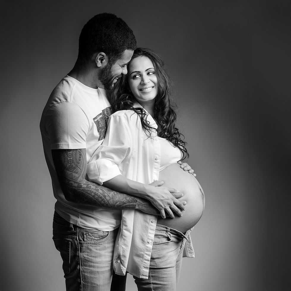 Pregnancy_maternity_relaxed_studio_square 2000px