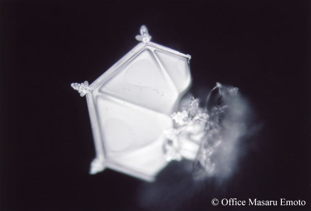 Una imagen de un cristal de hielo después de repetir las palabras "No puedo hacerlo".